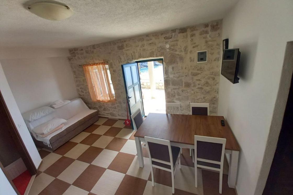 Robinson Medvidna Hvar Zastrazisce